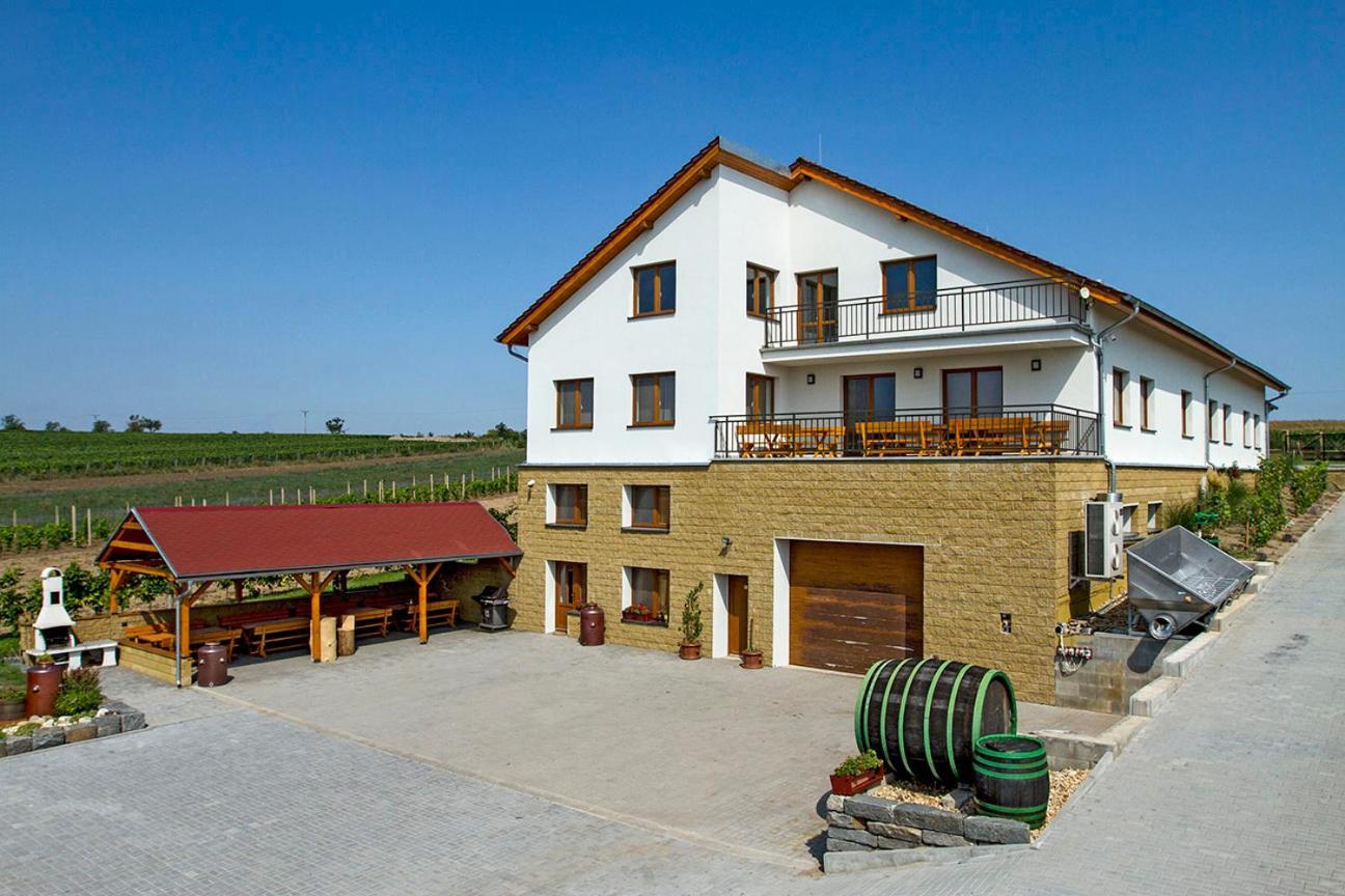 Hotel Vinarstvi & Penzion Knapek Strachotin Esterno foto